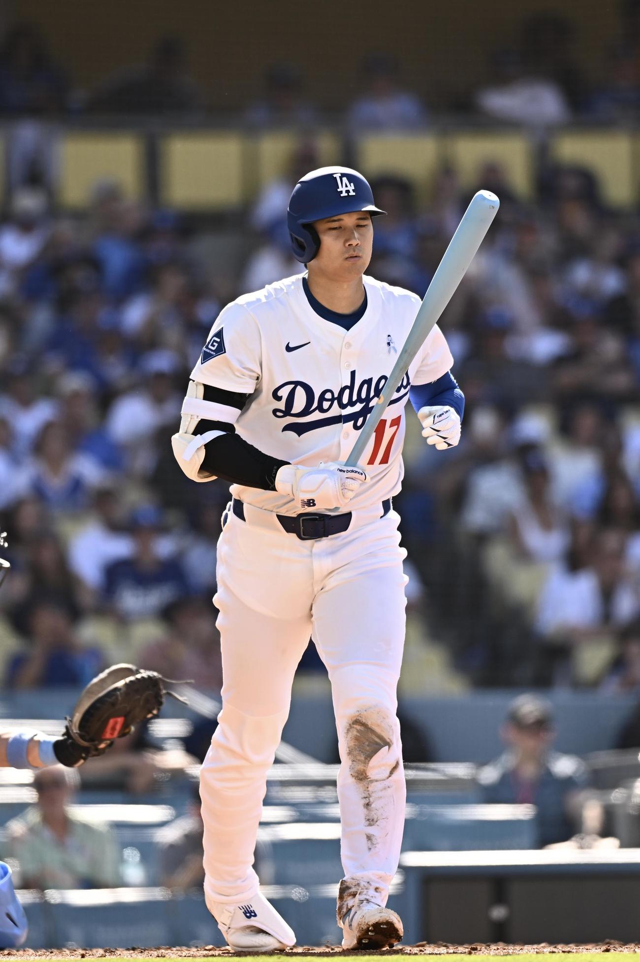 ドジャース対ジャイアンツ　2回裏ドジャース2死、四球で出塁する大谷（撮影・滝沢徹郎）