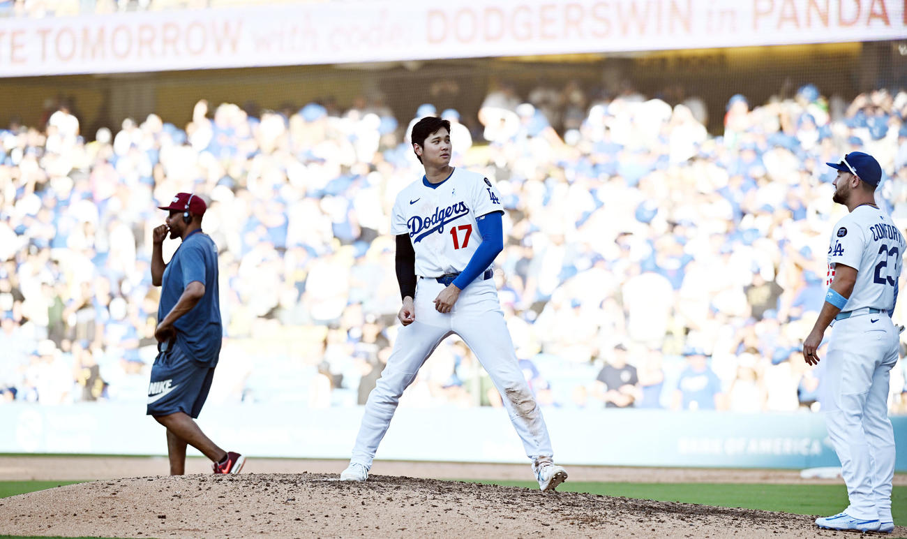 ドジャース対ジャイアンツ　試合に勝利しナインを迎えるドジャース大谷（中央）はマウンドの上でシャドーピッチングのような動きを見せる（撮影・滝沢徹郎）