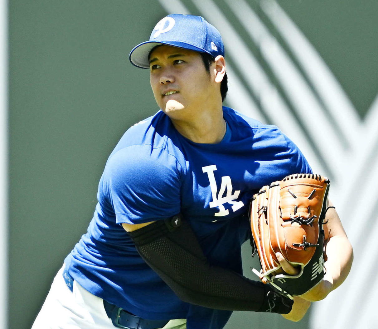 15日のドジャース対ジャイアンツ　試合前練習でキャッチボールするドジャース大谷（撮影・滝沢徹郎）