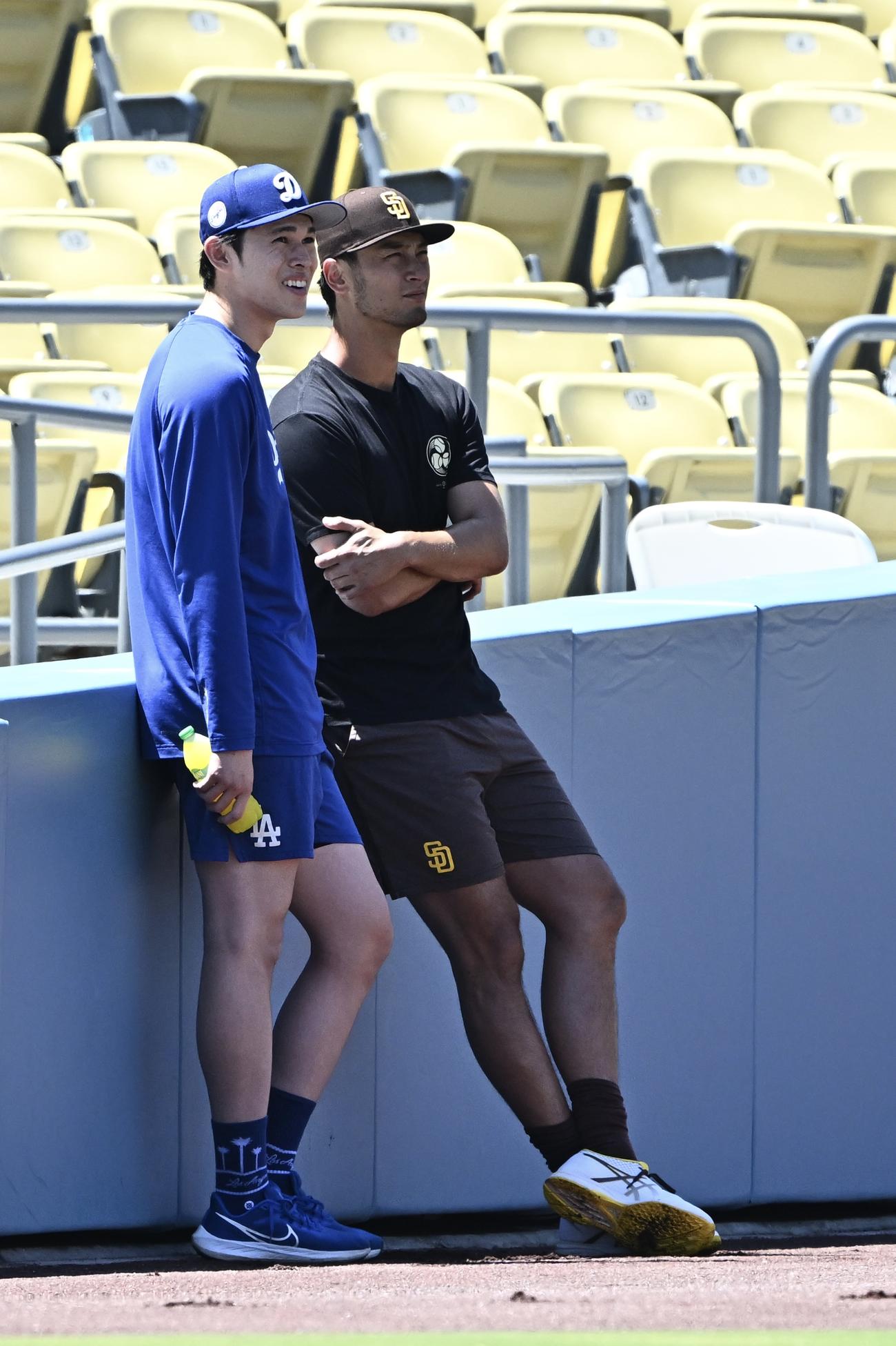 ドジャース対パドレス　試合前練習で談笑するドジャース佐々木（左）とパドレスのダルビッシュ（撮影・滝沢徹郎）