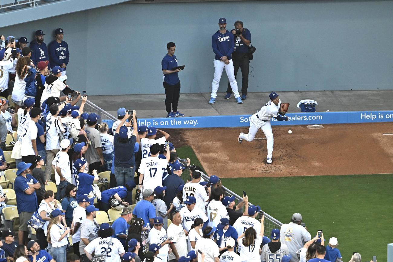 ドジャース対パドレス　試合前にブルペンで調整するドジャース大谷（撮影・滝沢徹郎）