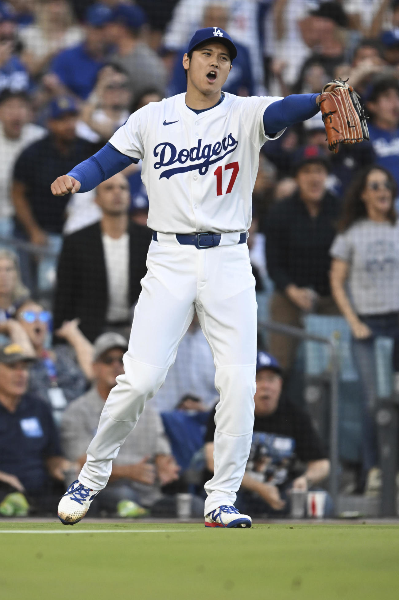 二刀流復帰戦でマウンドに上がった初回、主張するドジャース大谷翔平（AP）