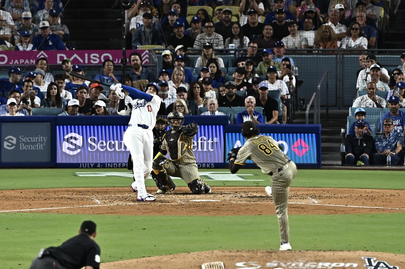 ドジャース対パドレス　4回裏ドジャース2死一、二塁、大谷は右前適時打を放つ。投手シース（撮影・滝沢徹郎）