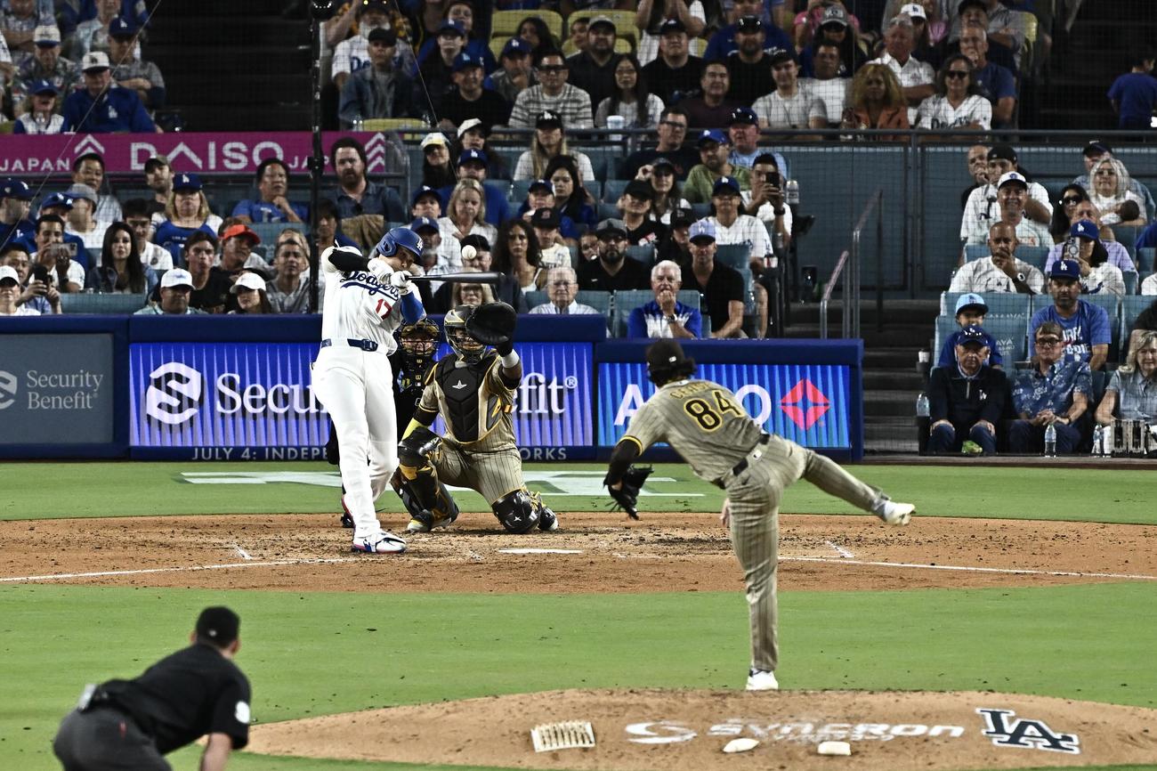 ドジャース対パドレス　4回裏ドジャース2死一、二塁、大谷は右前適時打を放つ。投手シース（撮影・滝沢徹郎）