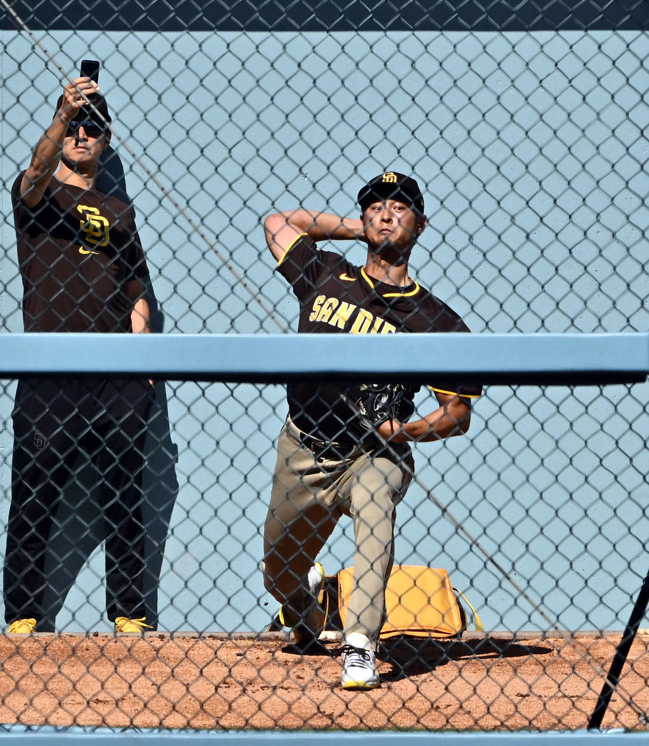ドジャース対パドレス　試合前のブルペンで調整するパドレスのダルビッシュ（撮影・滝沢徹郎）