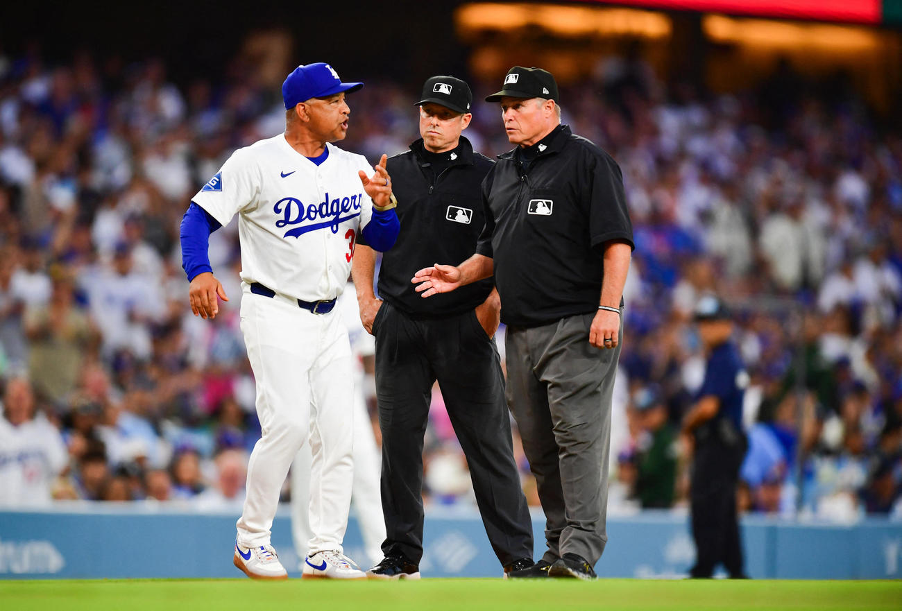 3回、大谷が死球を受けてドジャース・ロバーツ監督が審判団に抗議、退場処分となる（ロイター）