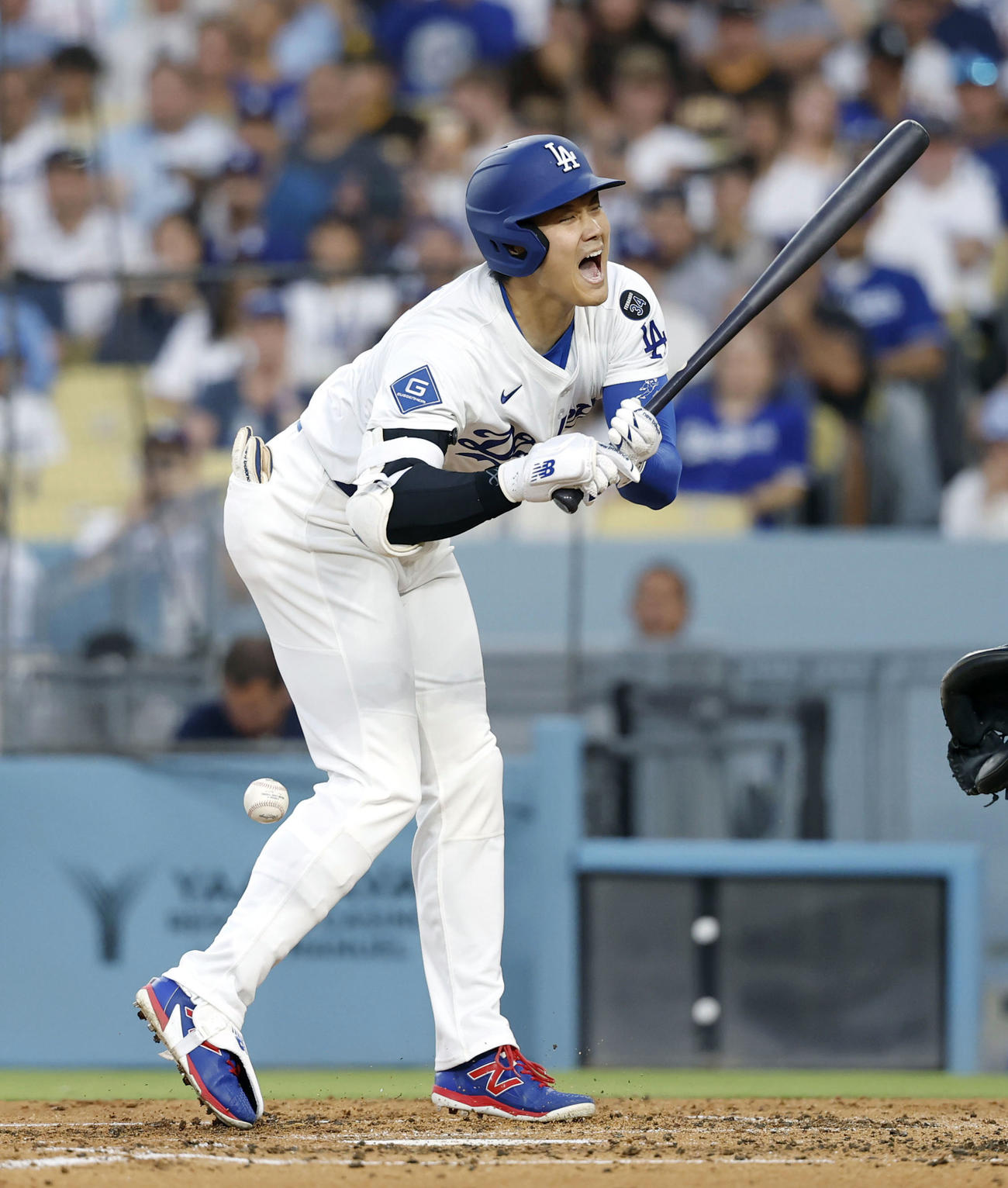 パドレス戦の3回、死球を受け、声を上げるドジャース大谷（共同）