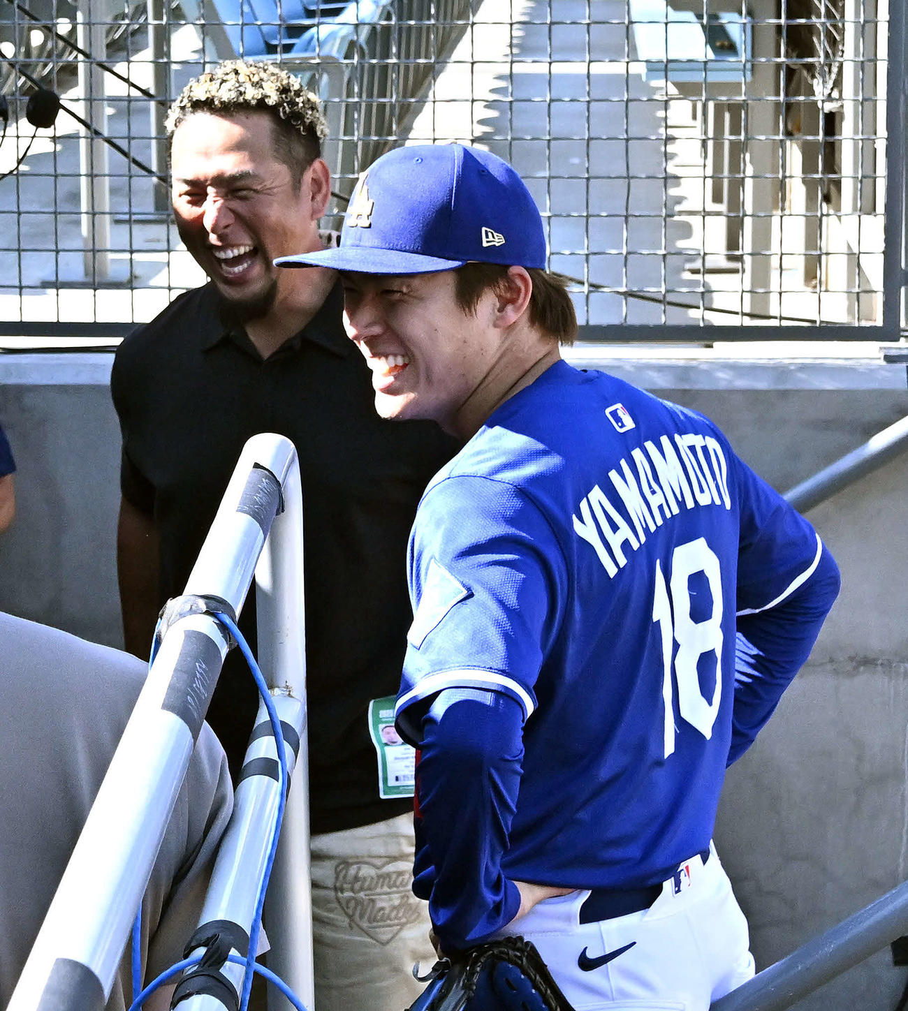 ドジャース対パドレス　試合前練習でドジャース山本（右）は中島氏と談笑する（撮影・滝沢徹郎）