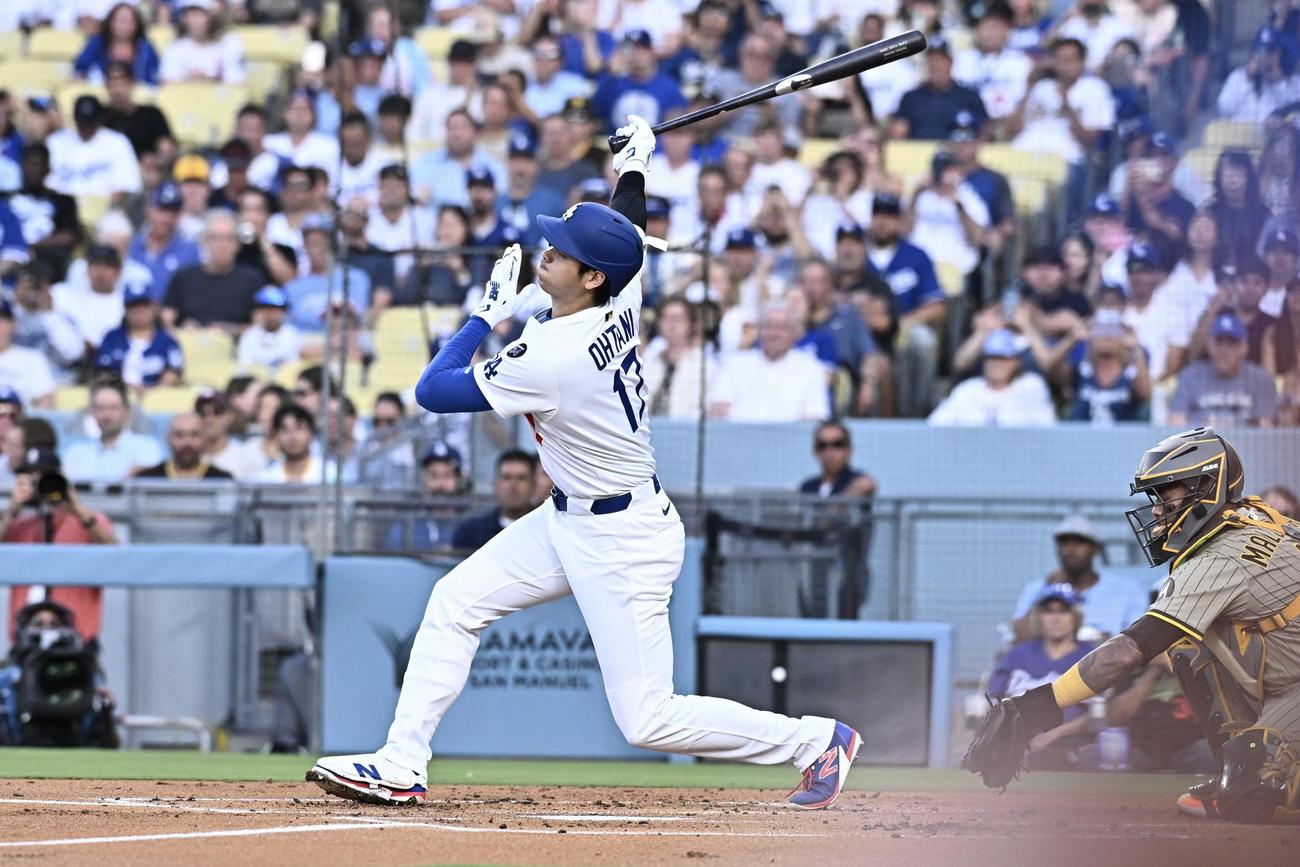 ドジャース対パドレス　1回裏ドジャース無死、空振り三振に倒れる大谷（撮影・滝沢徹郎）