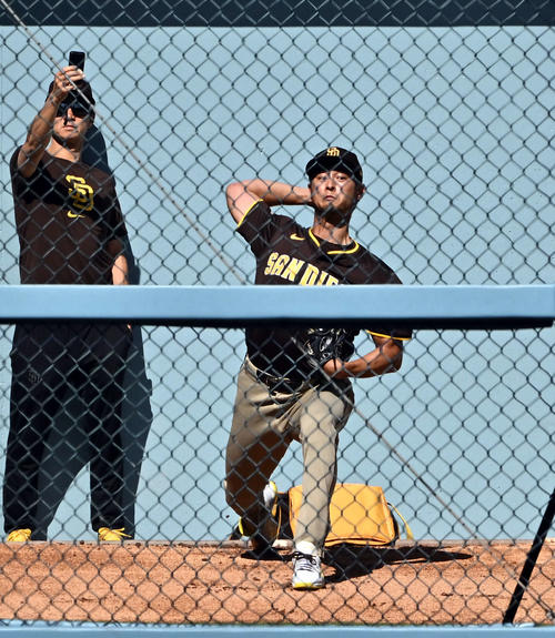 ドジャース対パドレス　試合前のブルペンで調整するパドレスのダルビッシュ（撮影・滝沢徹郎）