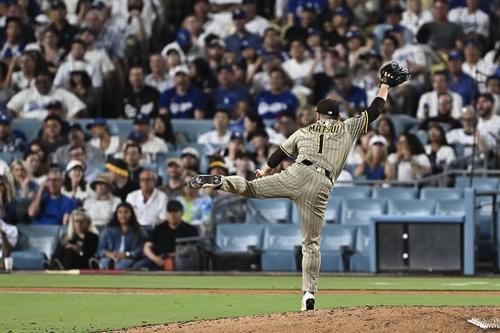 ドジャース対パドレス　6回裏途中からパドレス3番手で登板する松井（撮影・滝沢徹郎）