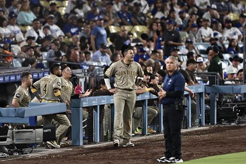 ドジャース対パドレス　7回表パドレス無死、イグレシアスが死球を受けベンチから出て声を荒げるマチャド（中央）（撮影・滝沢徹郎）
