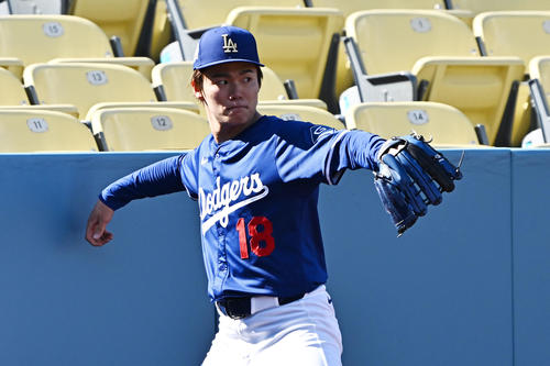 ドジャース対パドレス　試合前練習でシャドーピッチングをするドジャース山本（撮影・滝沢徹郎）