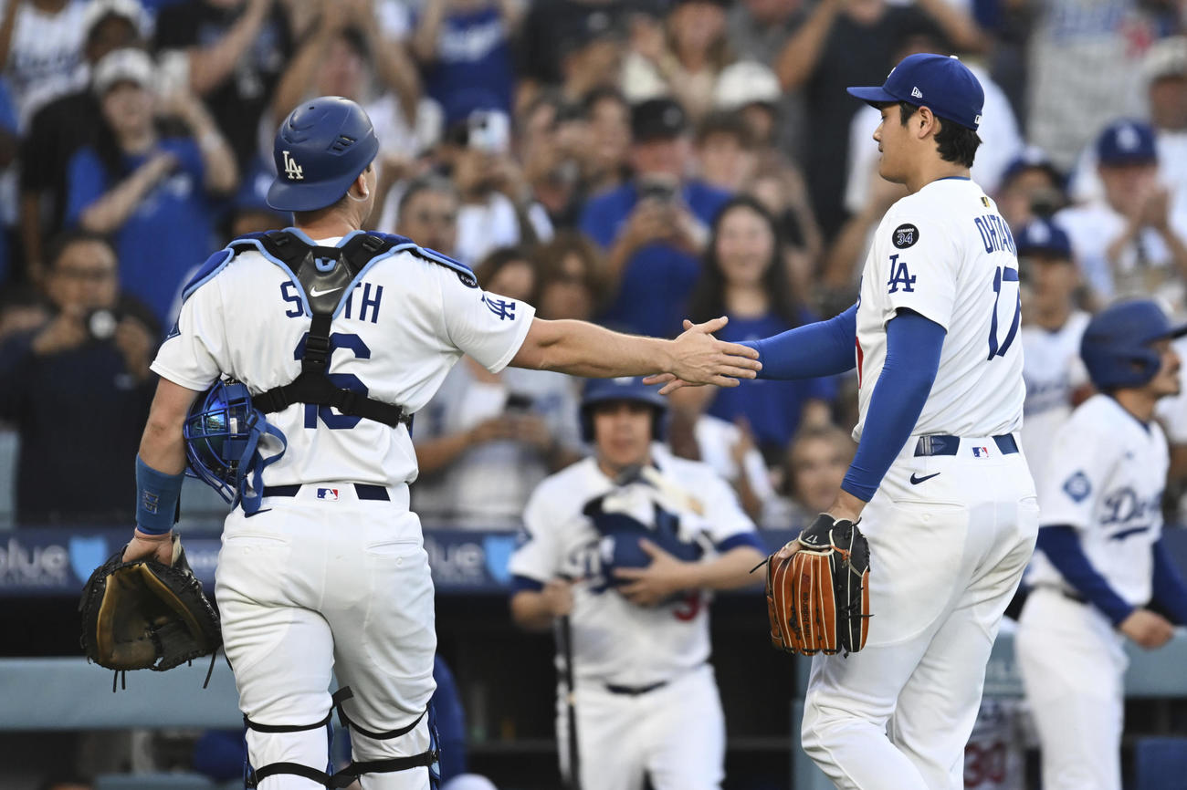 スミス捕手と握手するドジャース大谷翔平（AP）