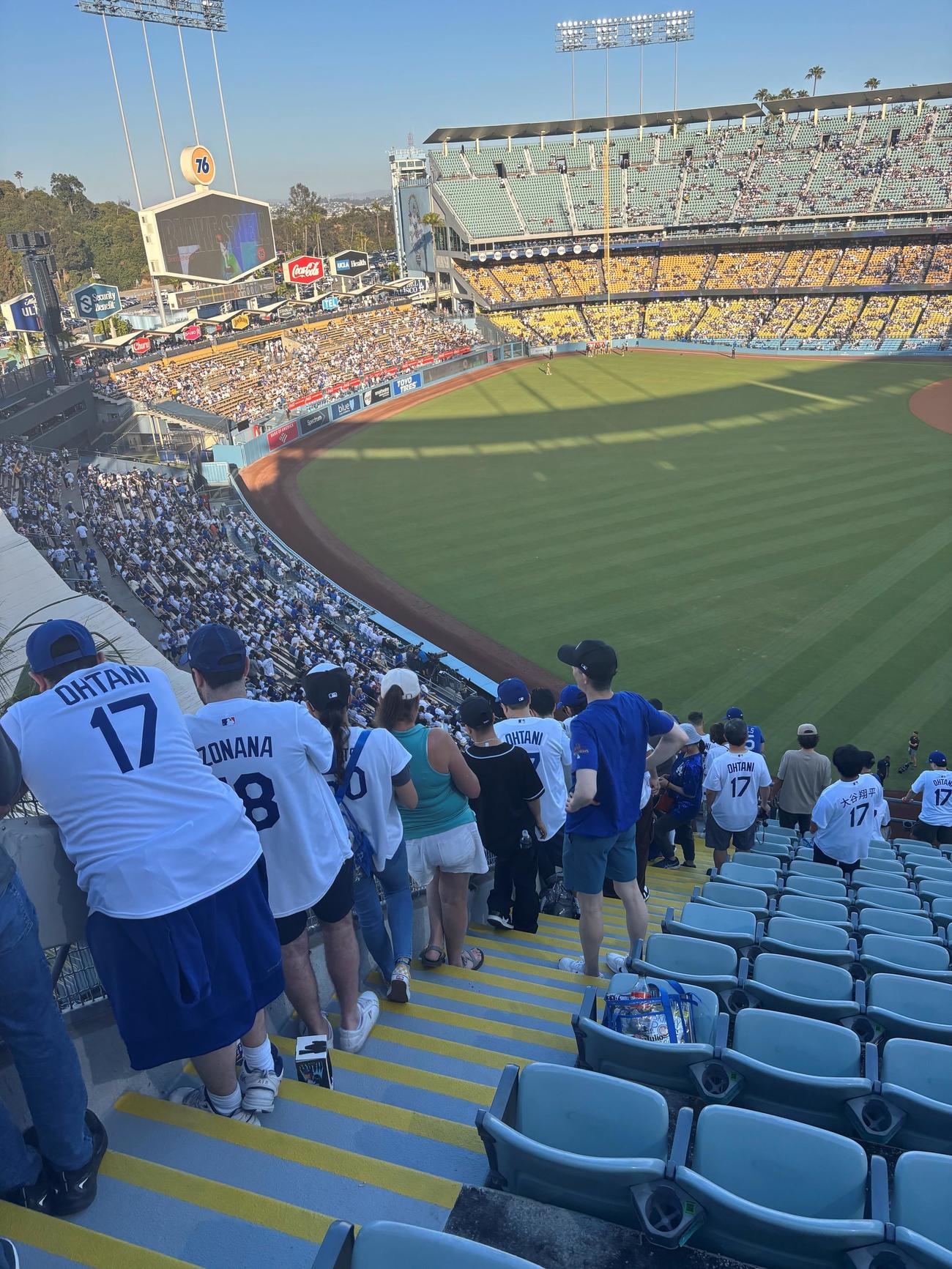 左翼3階席、高さ20～30メートルの真上から大谷のブルペン投球を撮影しようとしているファン
