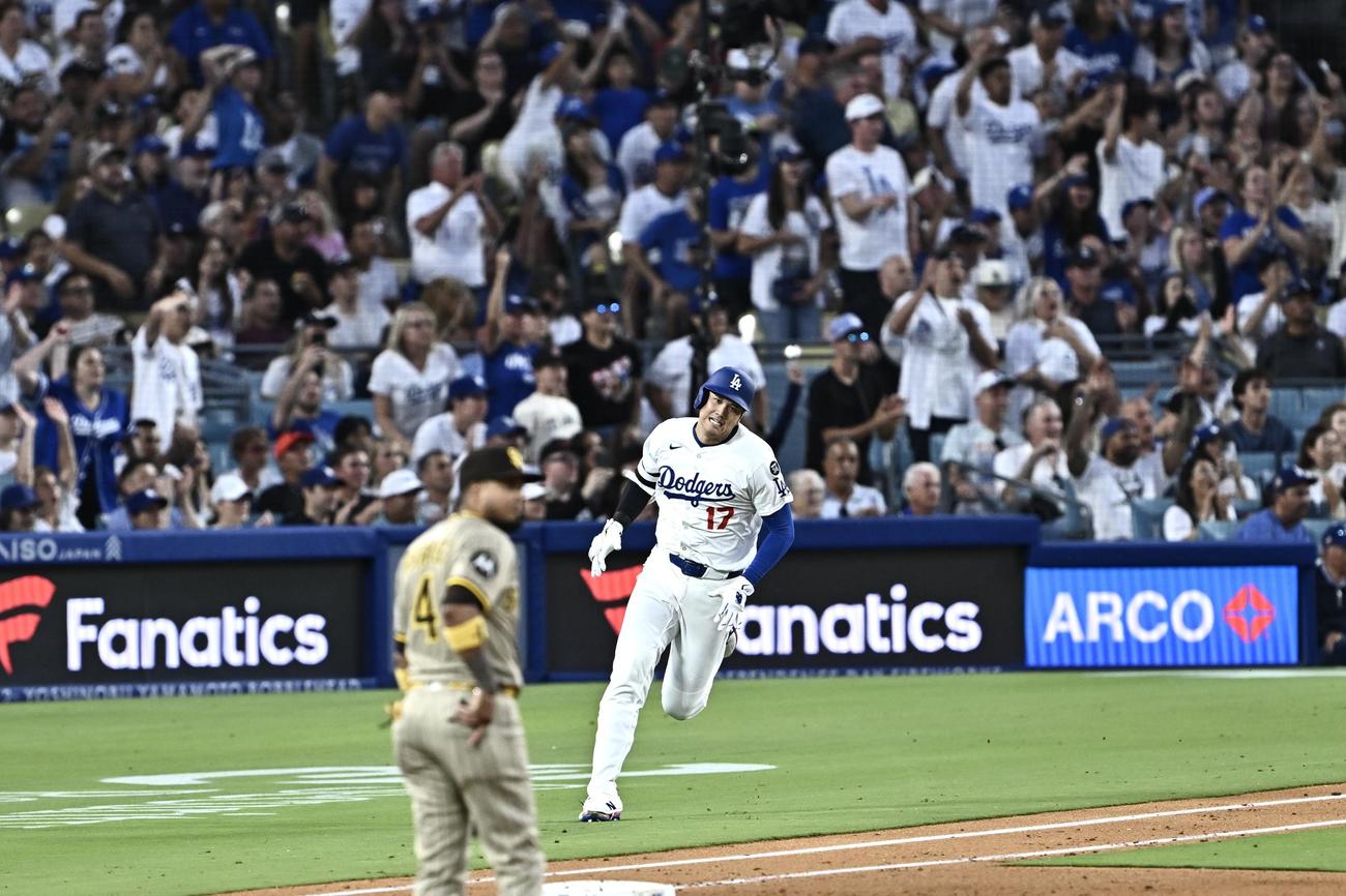 ドジャース対パドレス　3回裏ドジャース2死三塁、大谷は適時二塁打を放つ（撮影・滝沢徹郎）