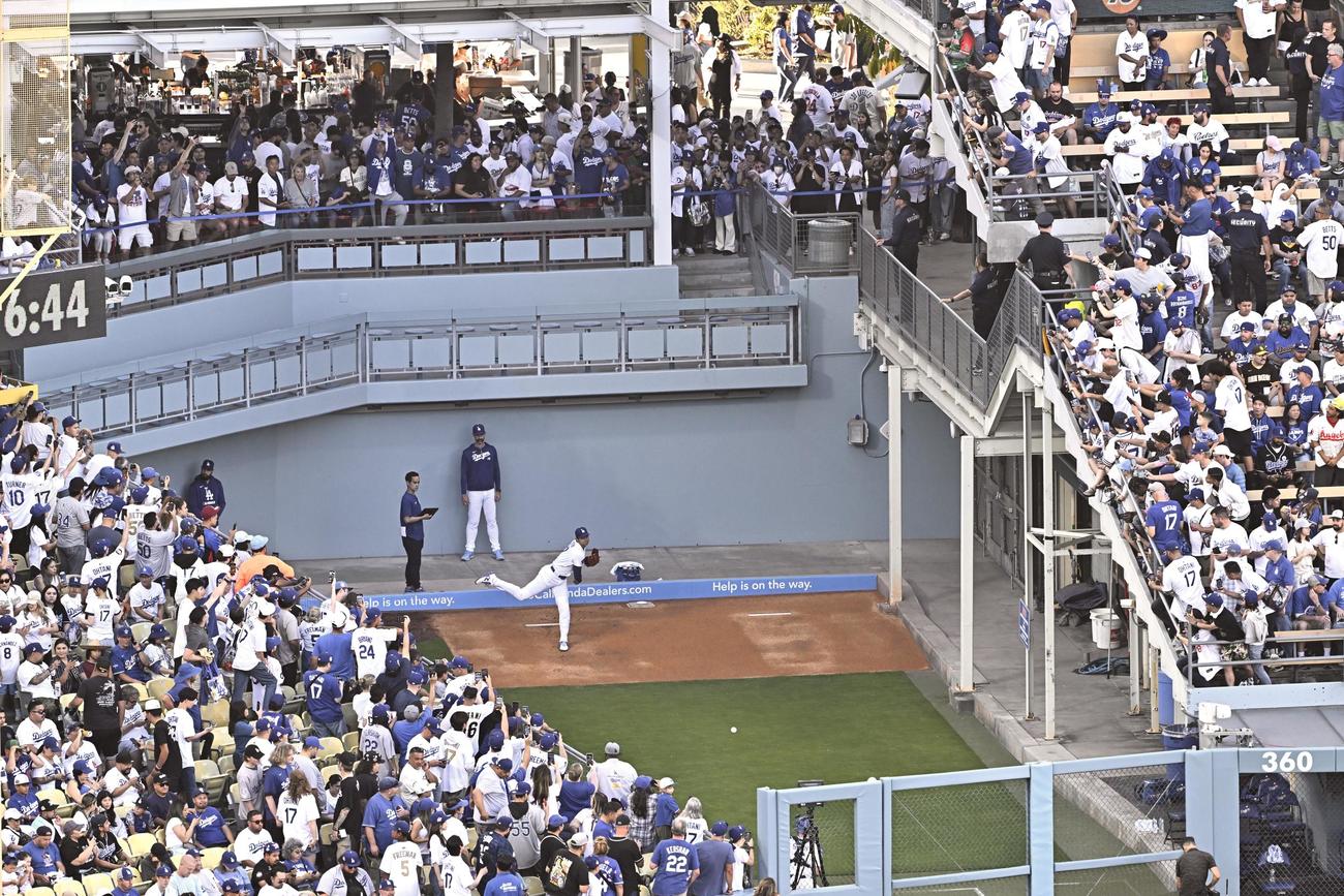 ドジャース対パドレス　試合前にブルペンで調整するドジャース大谷（撮影・滝沢徹郎）