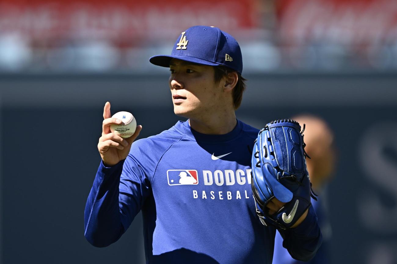 ドジャース対パドレス　試合前練習で調整するドジャース山本（撮影・滝沢徹郎）