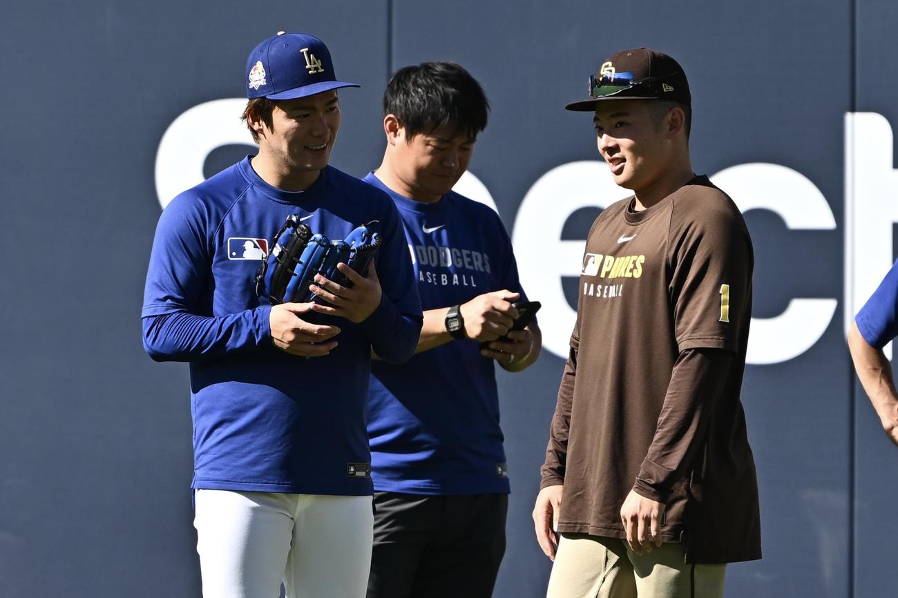 ドジャース対パドレス　試合前練習で談笑するドジャース山本（左）とパドレス松井（右）（撮影・滝沢徹郎）