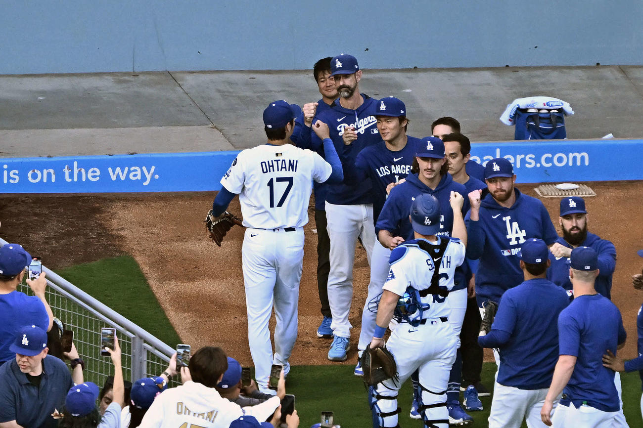 ドジャース対パドレス　試合前の調整を終えたドジャース大谷（左）は山本らとタッチを交わす（撮影・滝沢徹郎）