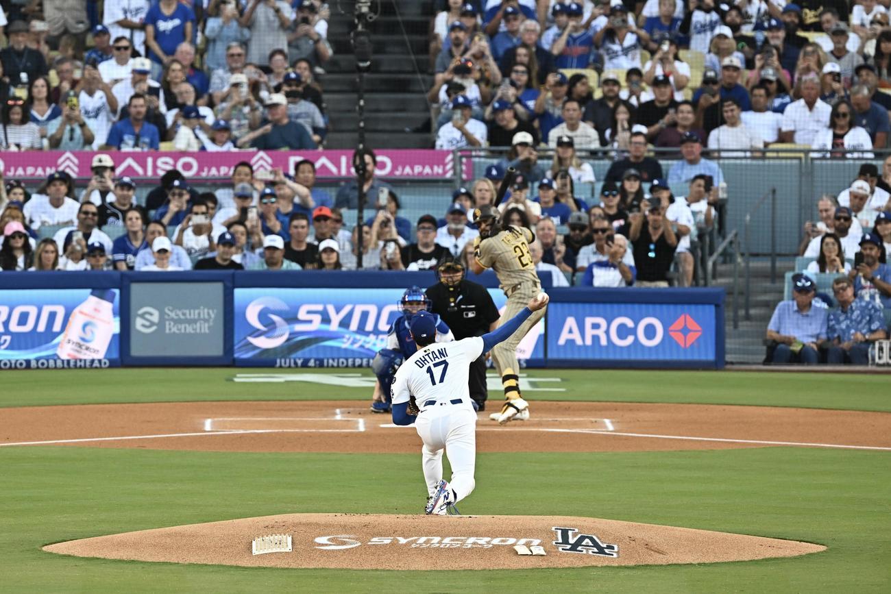 ドジャース対パドレス　1回表パドレス無死、フェルナンド・タティスに投球する大谷（撮影・滝沢徹郎）