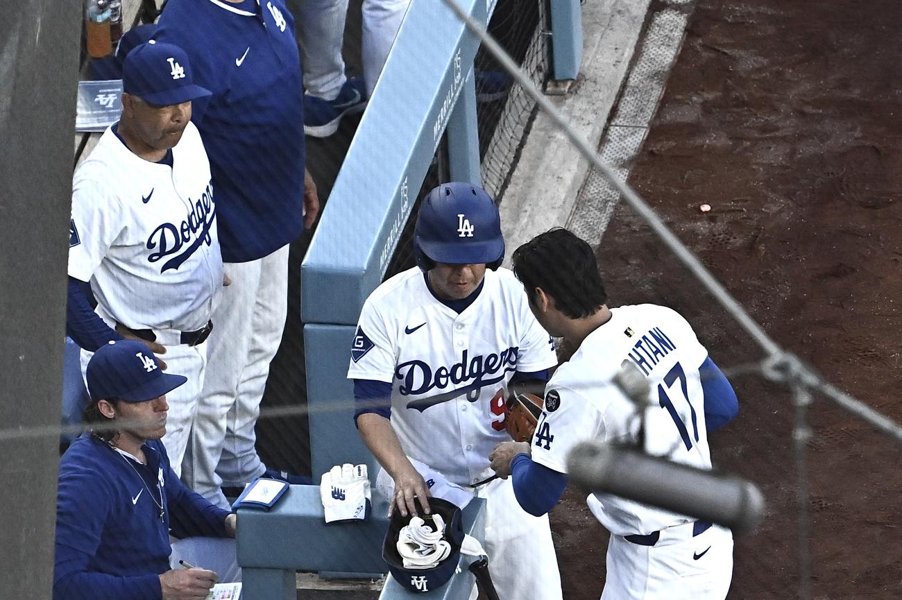 ドジャース対パドレス　1回表を投げ終えたドジャース大谷（右）は打者の準備をする。左上は見守るロバーツ監督（撮影・滝沢徹郎）