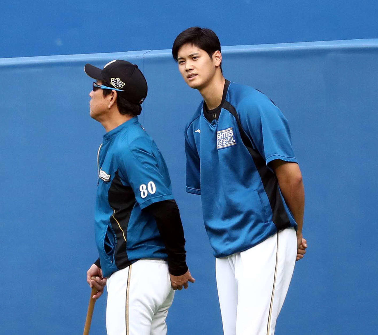17年、栗山監督（左）と話す日本ハム大谷　