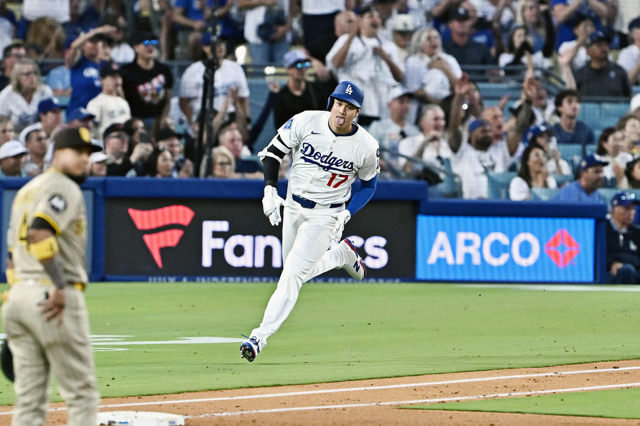 ドジャース対パドレス　3回裏ドジャース2死三塁、大谷は適時二塁打を放つ（撮影・滝沢徹郎）