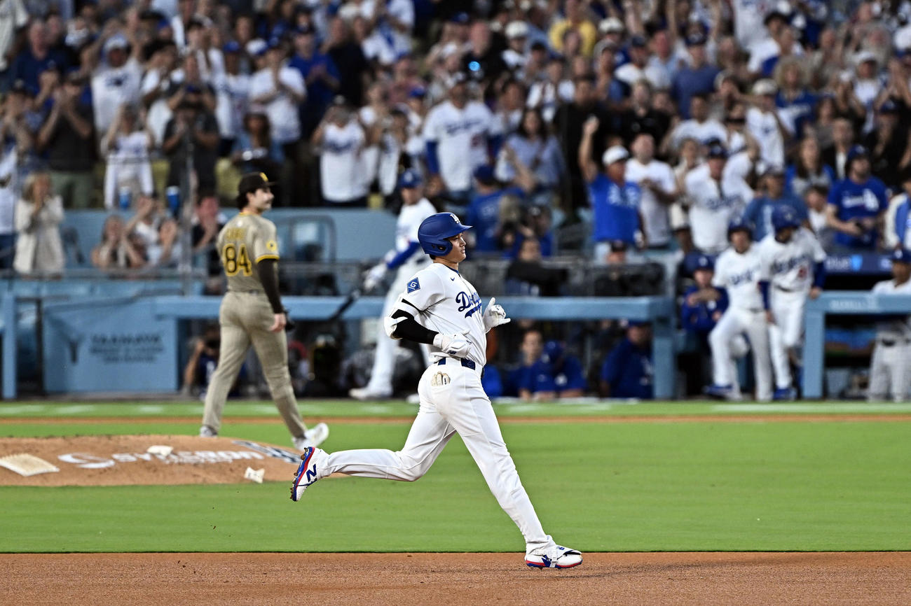 ドジャース対パドレス　3回裏ドジャース2死三塁、適時二塁打を放った大谷（撮影・滝沢徹郎）