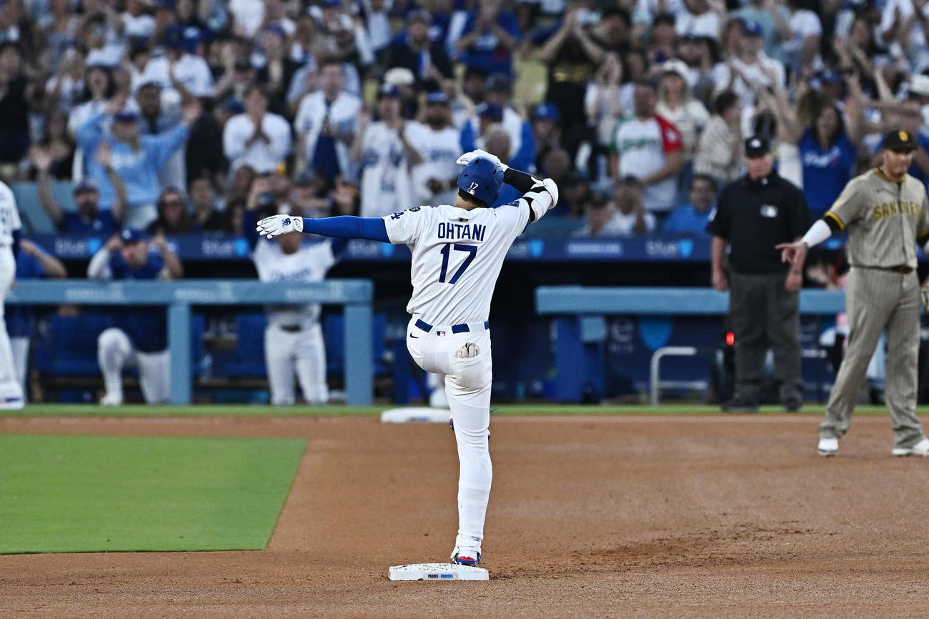 ドジャース対パドレス　3回裏ドジャース2死三塁、大谷は適時二塁打を放ちベンチへ向かってポーズを決める（撮影・滝沢徹郎）