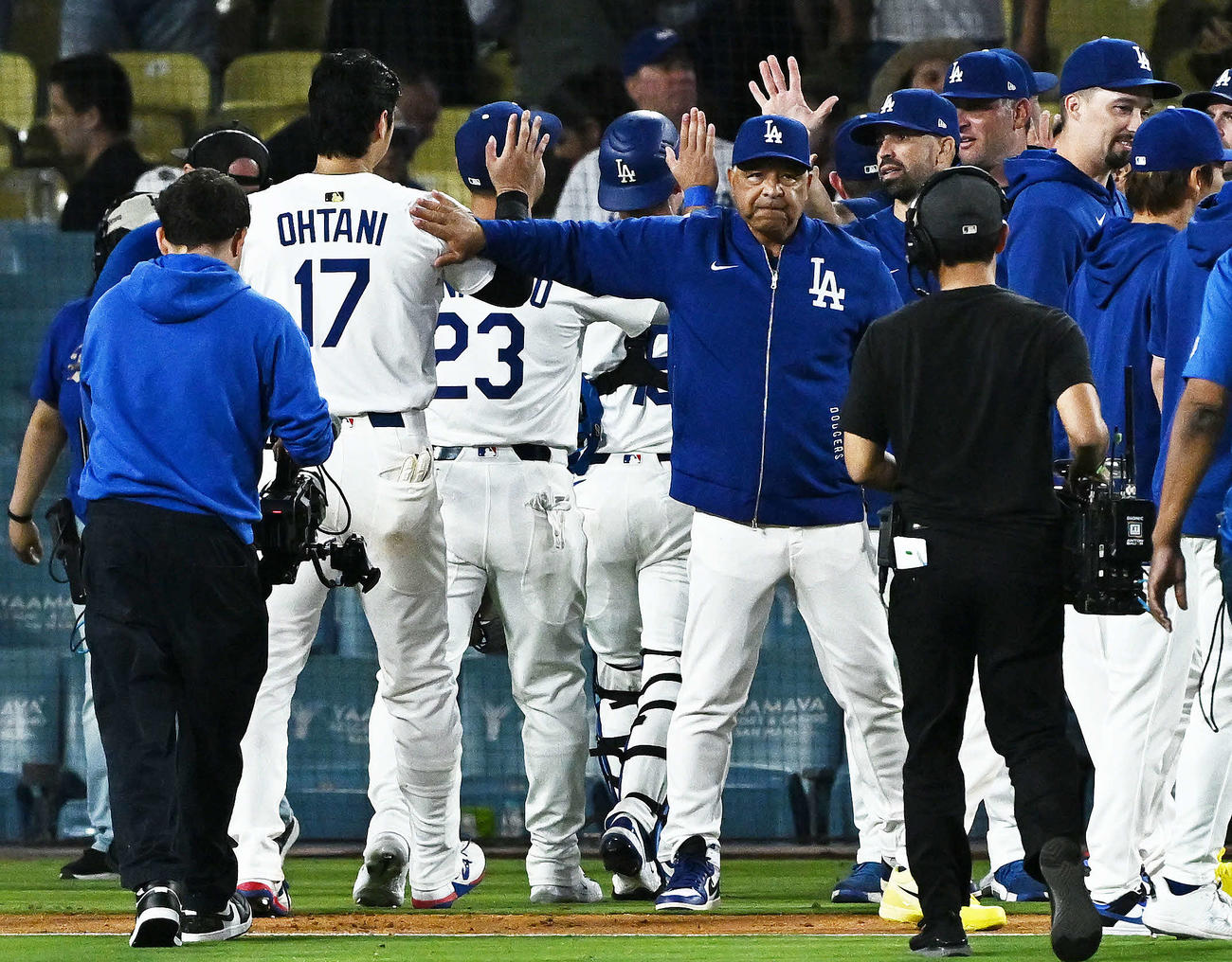 ドジャース対パドレス　試合後、二刀流に復帰したドジャース大谷（左）をねぎらうロバーツ監督（撮影・滝沢徹郎）
