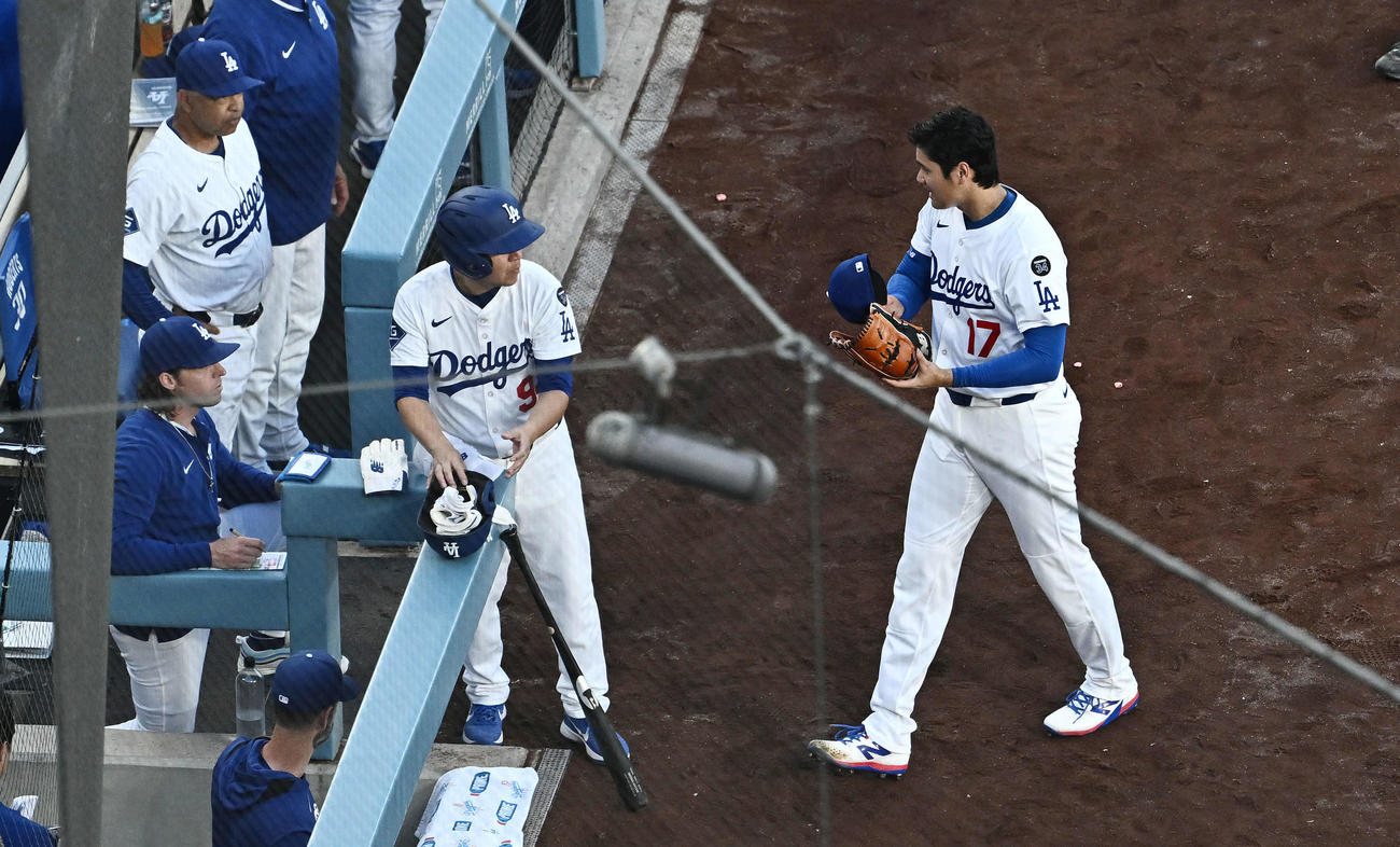 ドジャース対パドレス　1回表を投げ終えたドジャース大谷（右）はベンチ前で帽子を脱ぎ打者の準備に取りかかる。左上は見守るロバーツ監督（撮影・滝沢徹郎）