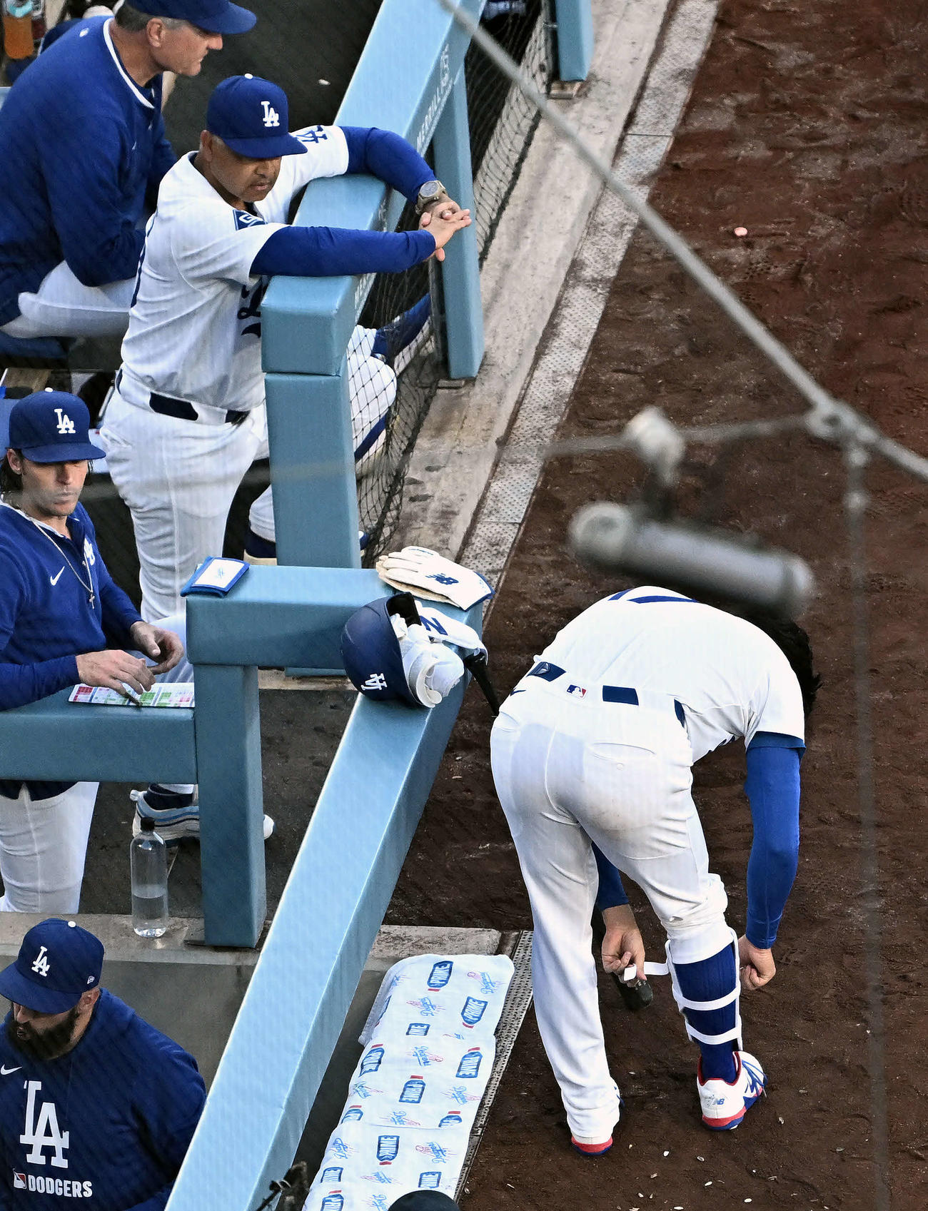 ドジャース対パドレス　1回表を投げ終えたドジャース大谷（右）はベンチ前で打者の準備をする。左上は見守るロバーツ監督（撮影・滝沢徹郎）