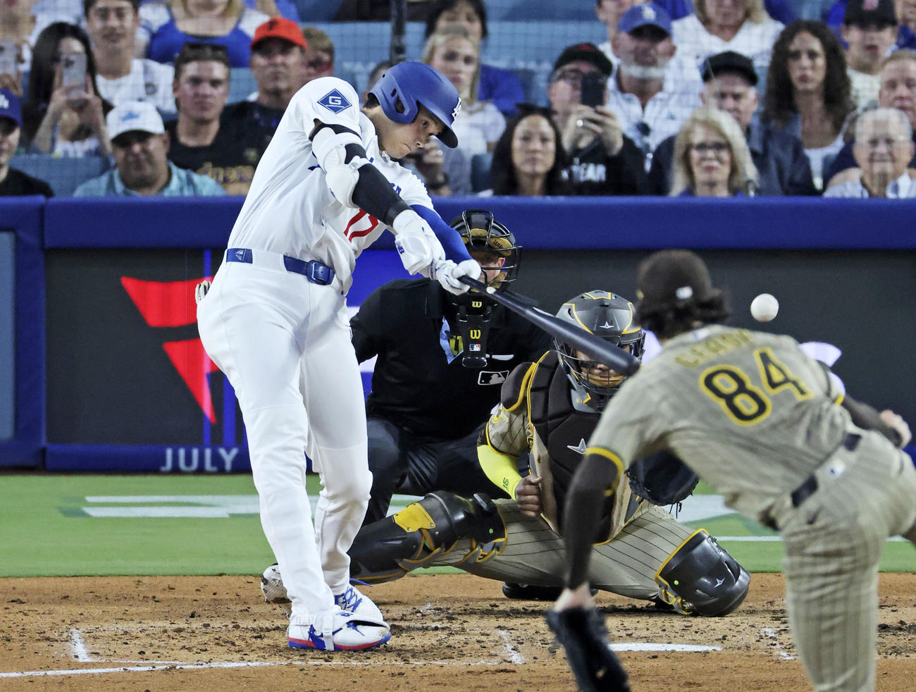 パドレス戦の3回、適時二塁打を放つドジャース大谷（共同）