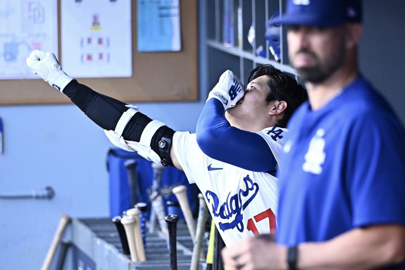 ドジャース対パドレス　試合前に天狗のポーズをするドジャース大谷（撮影・滝沢徹郎）