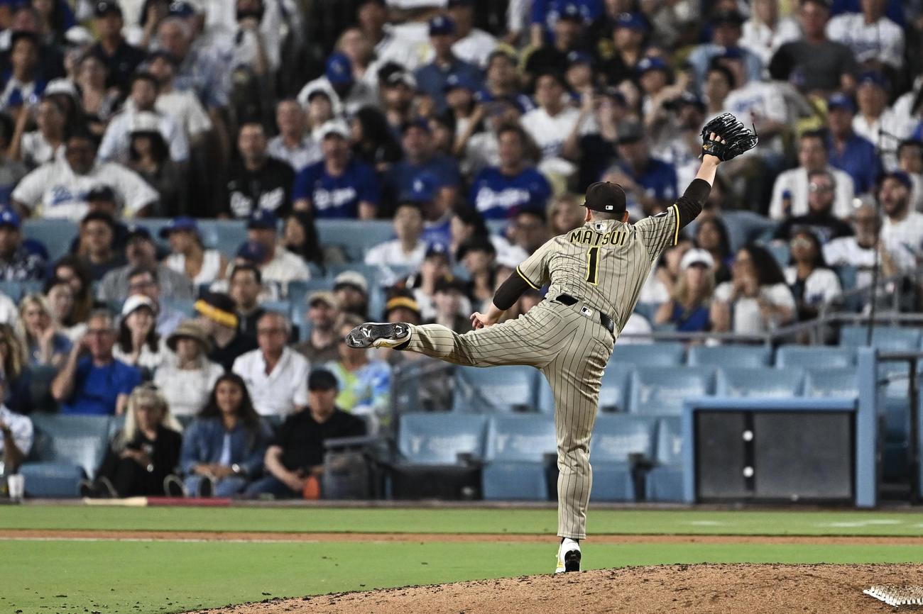 ドジャース対パドレス　6回裏途中からパドレス3番手で登板する松井（撮影・滝沢徹郎）