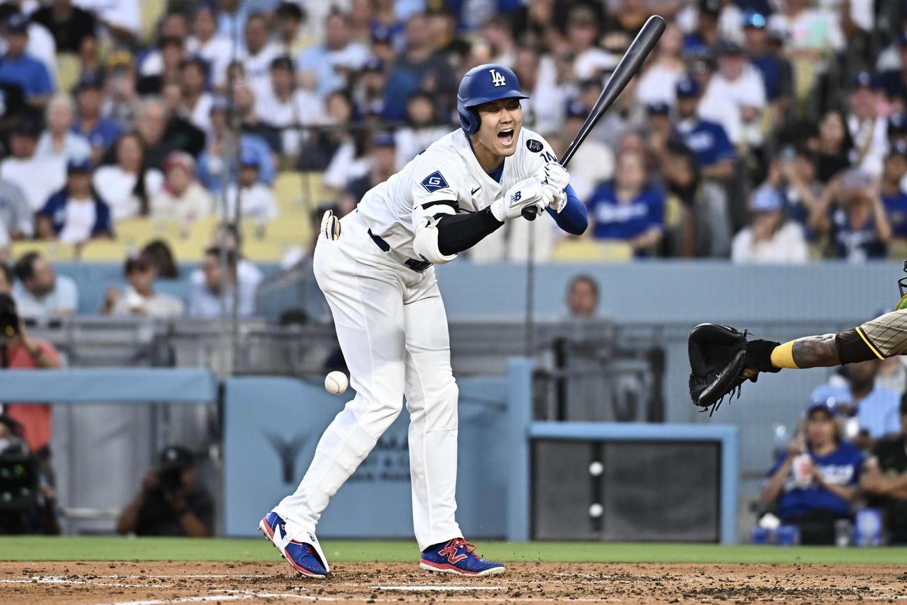 ドジャース対パドレス　3回裏ドジャース1死、死球に厳しい表情の大谷（撮影・滝沢徹郎）