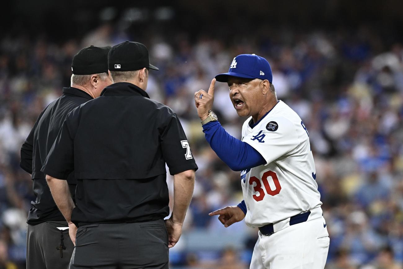ドジャース対パドレス　3回裏、審判に抗議するドジャースのデロバーツ監督（撮影・滝沢徹郎）