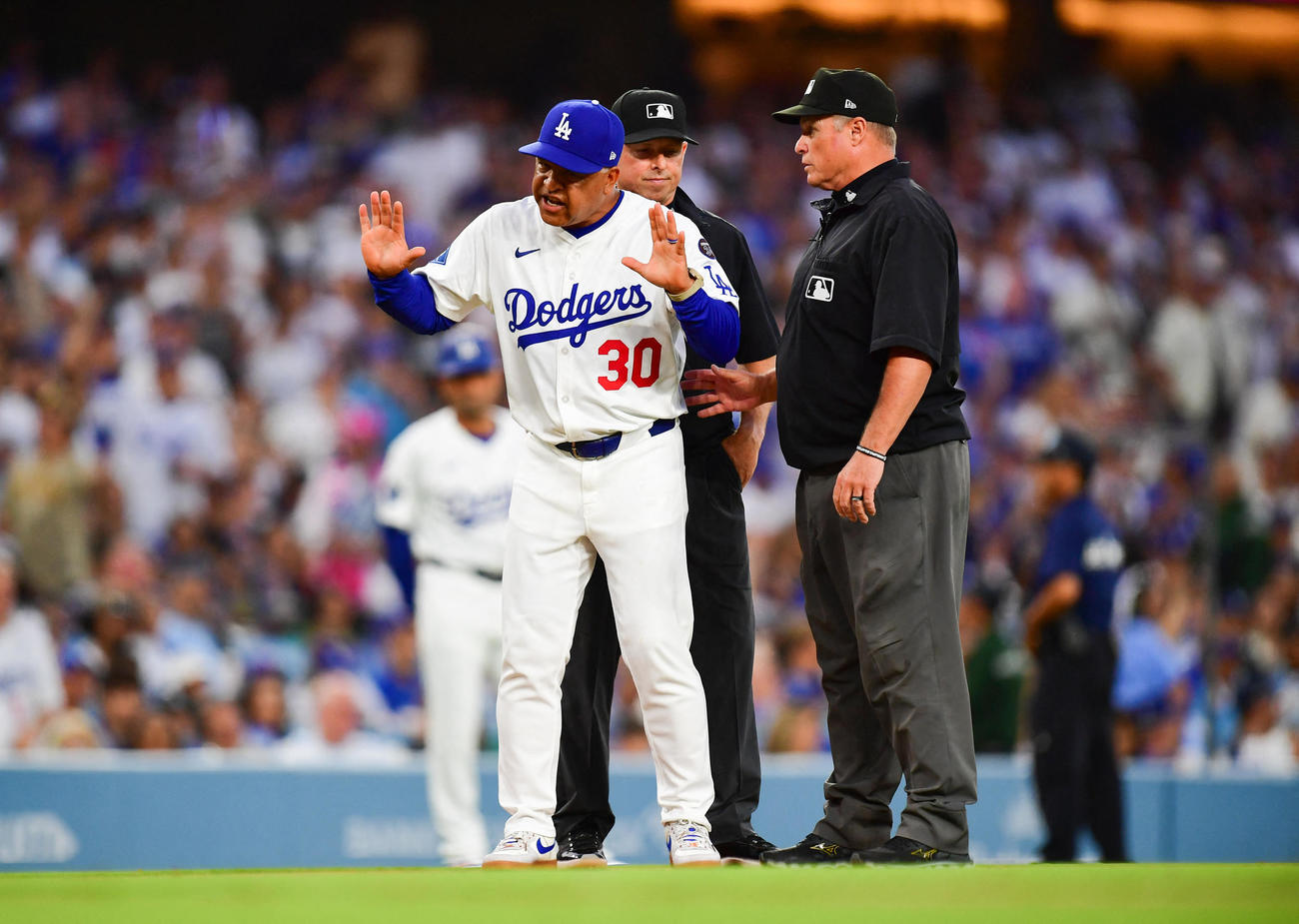 ロバーツ監督は大谷翔平の死球をめぐる審判団への抗議で退場処分となった（ロイター）