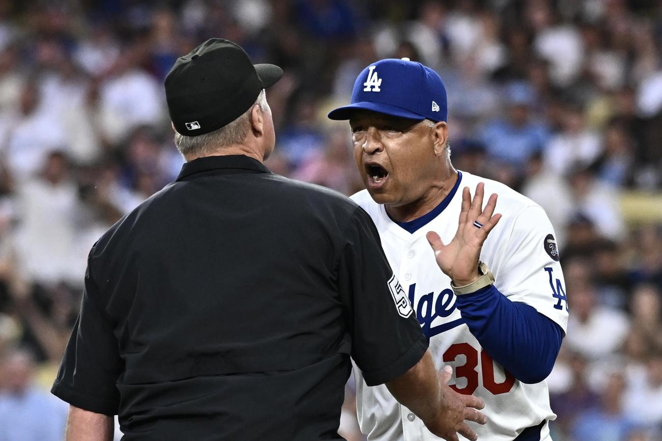 ドジャース対パドレス　3回裏、審判に抗議するドジャースのデロバーツ監督（撮影・滝沢徹郎）