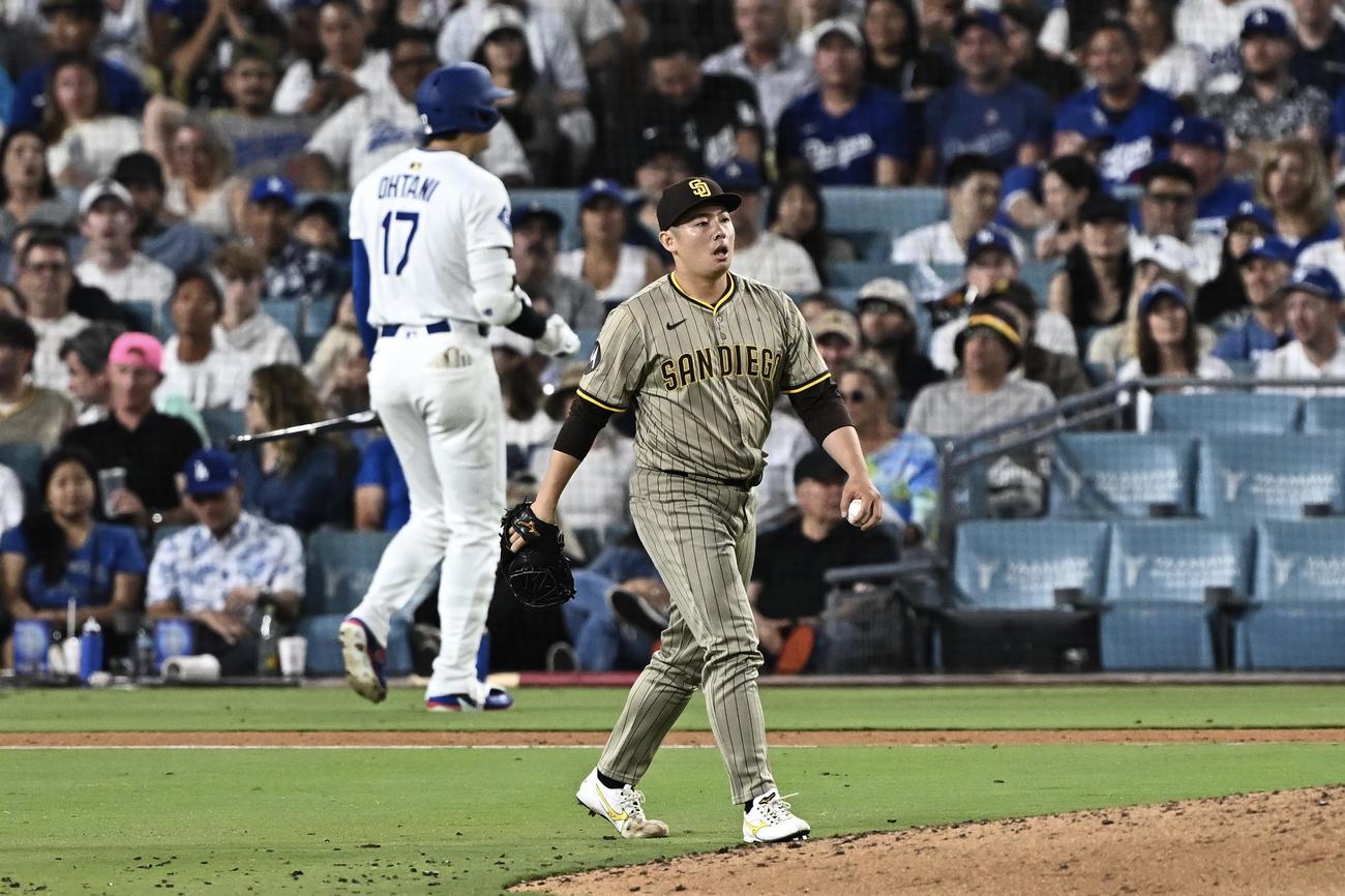 ドジャース対パドレス　6回裏ドジャース1死二塁、松井（手前）は大谷を空振り三振に仕留める（撮影・滝沢徹郎）