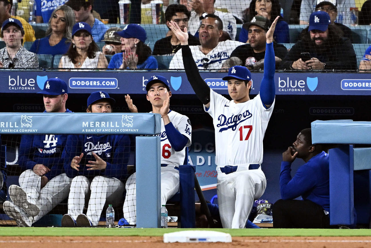 ドジャース対パドレス　9回表、ベンチで拍手をするドジャース大谷（右）（撮影・滝沢徹郎）