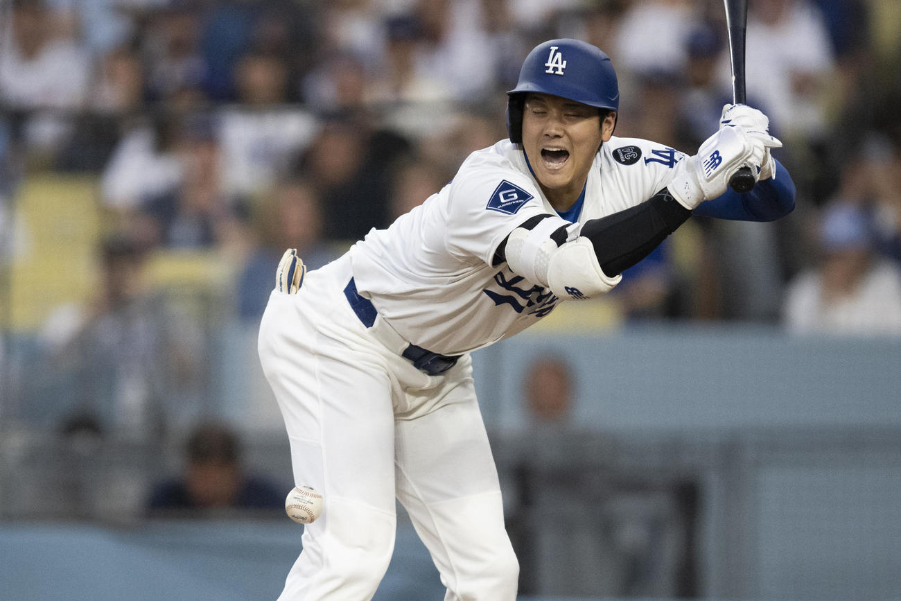パドレス戦3回、右太ももに死球を受けたドジャース大谷翔平（AP)
