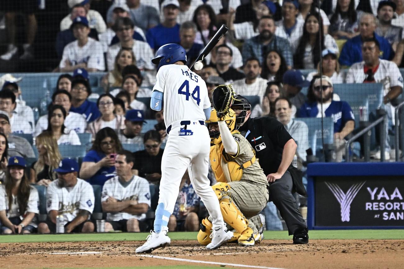ドジャース対パドレス　7回裏ドジャース無死一塁、死球を受けるパヘス（撮影・滝沢徹郎）