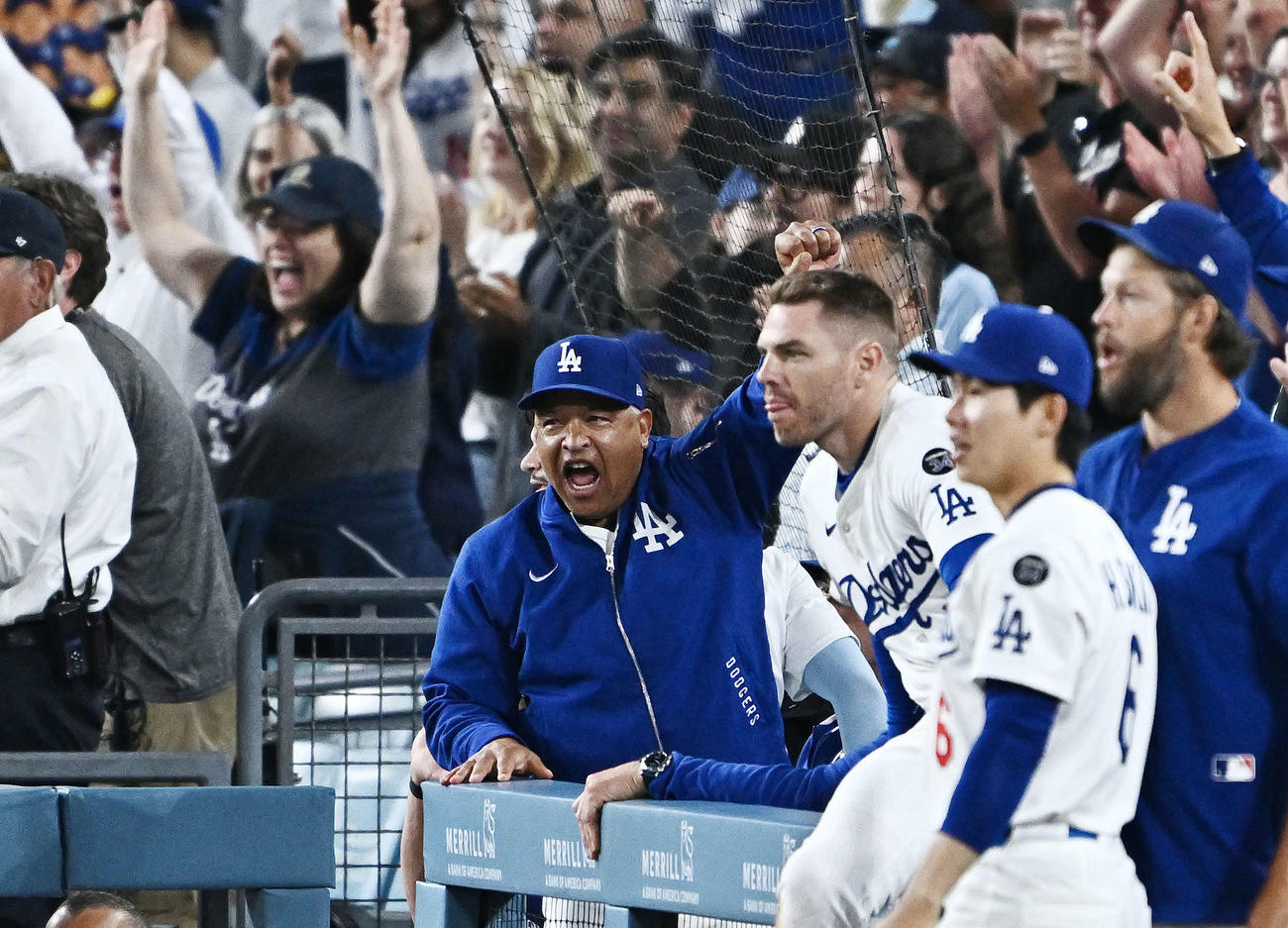 ドジャース対パドレス　9回裏ドジャース1死、代打スミスがサヨナラのソロ本塁打を放ちガッツポーズするロバーツ監督（中央）（撮影・滝沢徹郎）