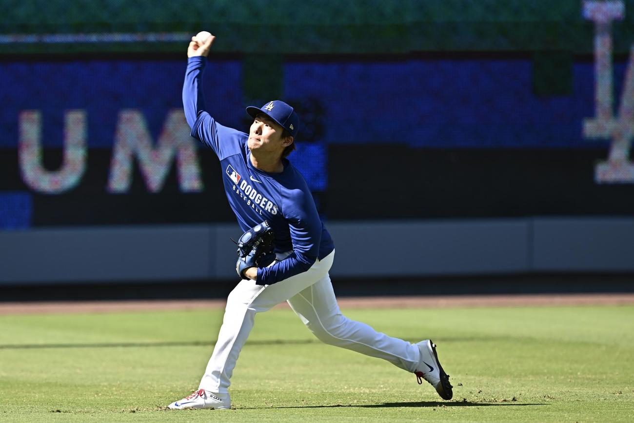 ドジャース対パドレス　試合前練習で調整するドジャース山本（撮影・滝沢徹郎）