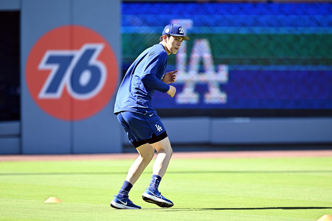 ドジャース対パドレス　試合前練習で調整するドジャース佐々木（撮影・滝沢徹郎）