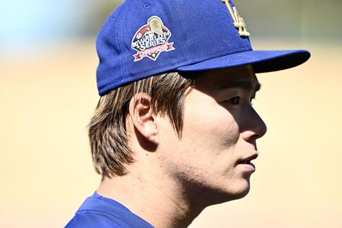 ドジャース対パドレス　試合前練習を終え引き揚げるするドジャース山本（撮影・滝沢徹郎）