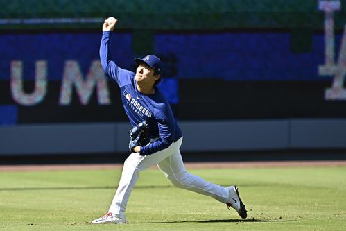ドジャース対パドレス　試合前練習で調整するドジャース山本（撮影・滝沢徹郎）
