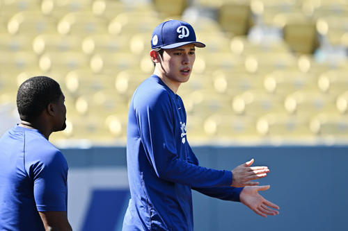 ドジャース対パドレス　試合前練習で調整に臨むドジャース佐々木（撮影・滝沢徹郎）